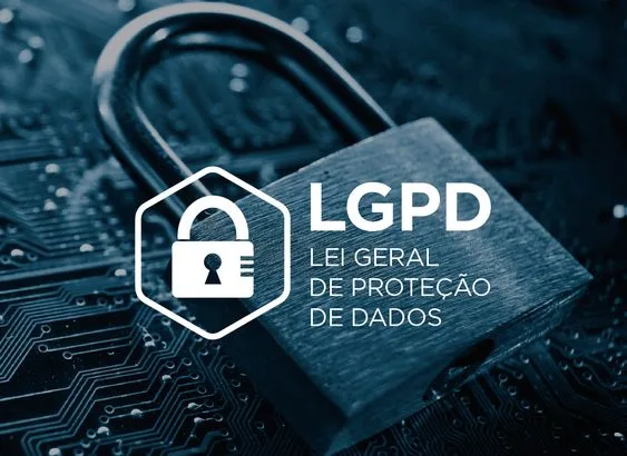 Cadeado sobre uma placa de circuito com o selo da LGPD, Lei Geral de Proteção de Dados